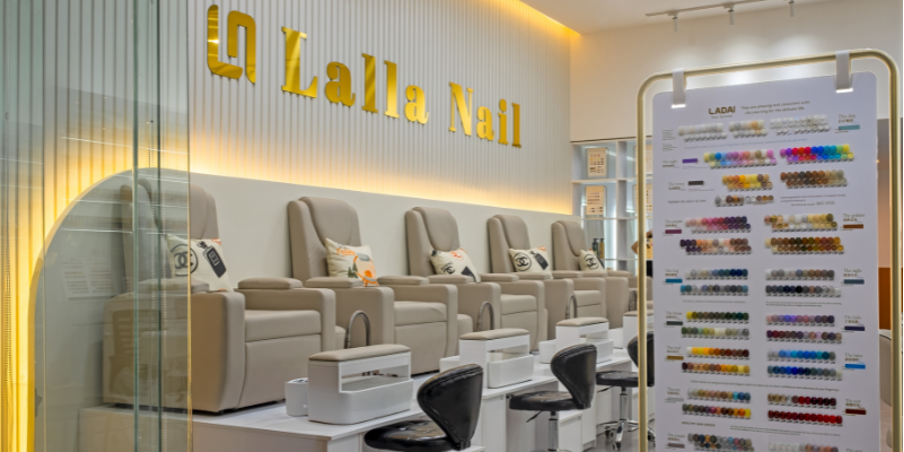 The luxurious and modern space of the Da Nang nail salon offers a wonderful relaxation experience.
