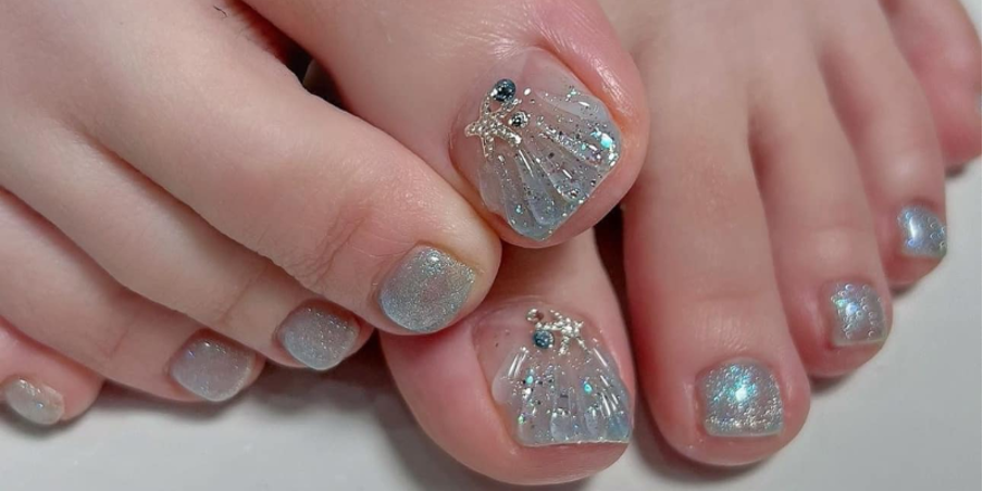 A dazzling bridal toe nail design at Sora K-Nail Studio.
