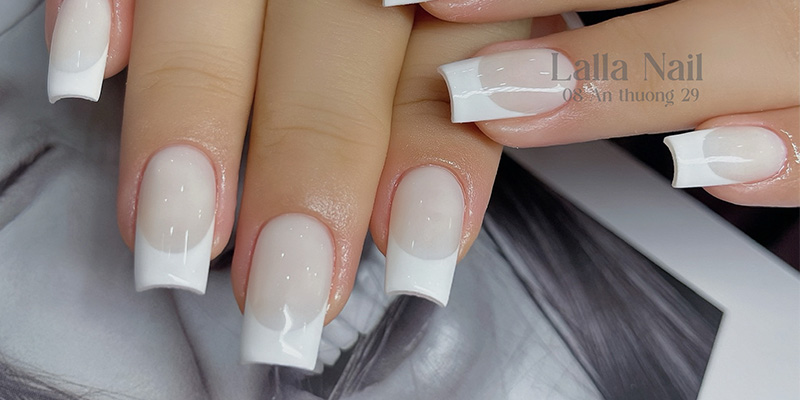 옴브레 네일 모델 - Lalla Nail Da Nang의 컬러와 아트의 완벽한 조화